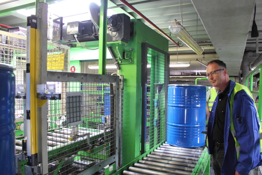 (BASF43 / Alternatif BASF60) BASF’da proje çerçevesinde, varil taşıma sisteminin otomasyon teknolojisi 50 sürücü ile yenilendi