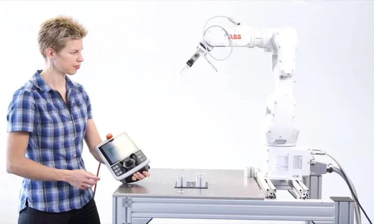 ABB’nin tüm endüstriyel robotları Kolay Programlama Sihirbazı’na sahip oluyor