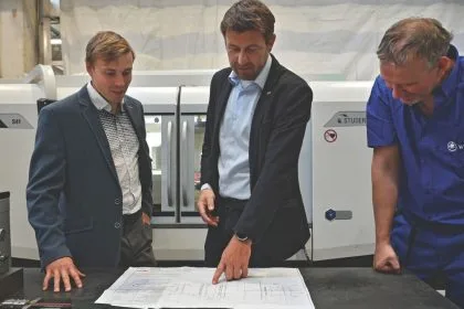Soldan sağa: Wikov Teknoloji Müdürü Dominik Sádlo, STUDER Çek Cumhuriyeti Bölge Satış Müdürü Pavel Branda ve Wikov taşlama operatörü Jaromir Hornych.