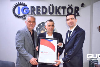 Rossi Türkiye Genel Müdürü Yasin Ercelikcan ile IG Redüktör Genel Müdürü ve Şirket Ortağı Mustafa Aksu beraberinde şirket ortağı Mustafa Koç, Rossi Authorized Service Center anlaşması kapsamında bir araya geldi.