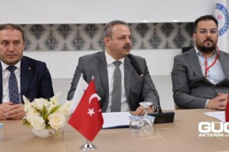 Soldan sağa; Aksaray Üniversitesi Rektör Yardımcısı Prof. Dr. Yavuz Selim Çakmak, Aksaray Üniversitesi Rektörü Prof. Dr. Alpay Arıbaş ve AEMOT Genel Müdürü Sami Akdoğan.