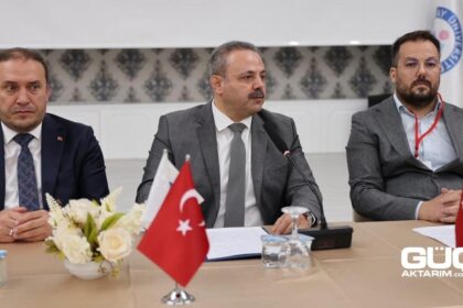 Soldan sağa; Aksaray Üniversitesi Rektör Yardımcısı Prof. Dr. Yavuz Selim Çakmak, Aksaray Üniversitesi Rektörü Prof. Dr. Alpay Arıbaş ve AEMOT Genel Müdürü Sami Akdoğan.