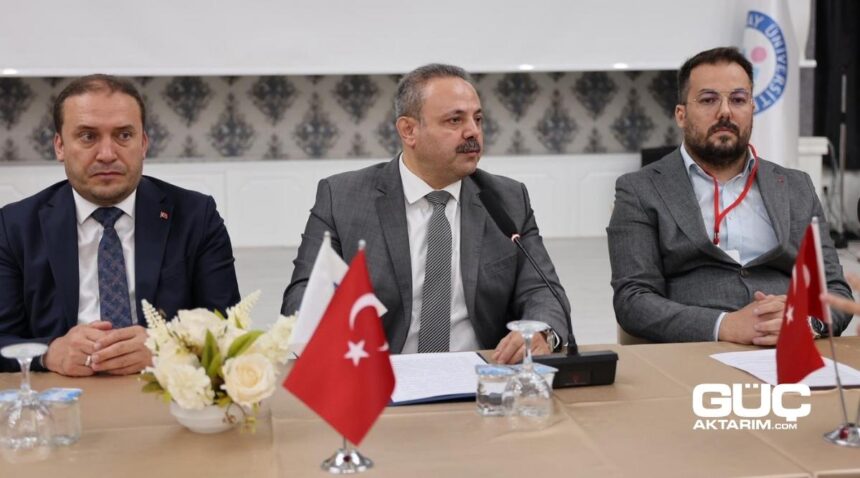 Soldan sağa; Aksaray Üniversitesi Rektör Yardımcısı Prof. Dr. Yavuz Selim Çakmak, Aksaray Üniversitesi Rektörü Prof. Dr. Alpay Arıbaş ve AEMOT Genel Müdürü Sami Akdoğan.