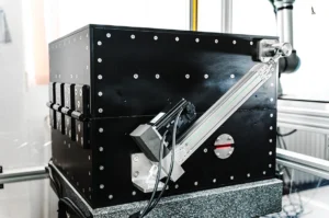 MRK Systeme ve HIWIN'in Infineon için geliştirdiği akustik test hücresi uygulaması