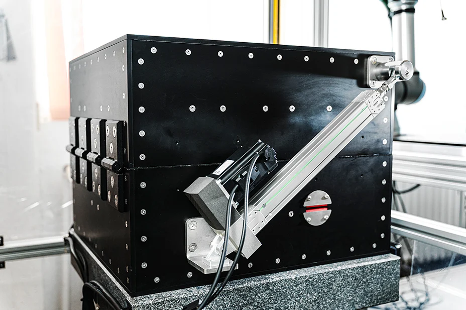MRK Systeme ve HIWIN'in Infineon için geliştirdiği akustik test hücresi uygulaması